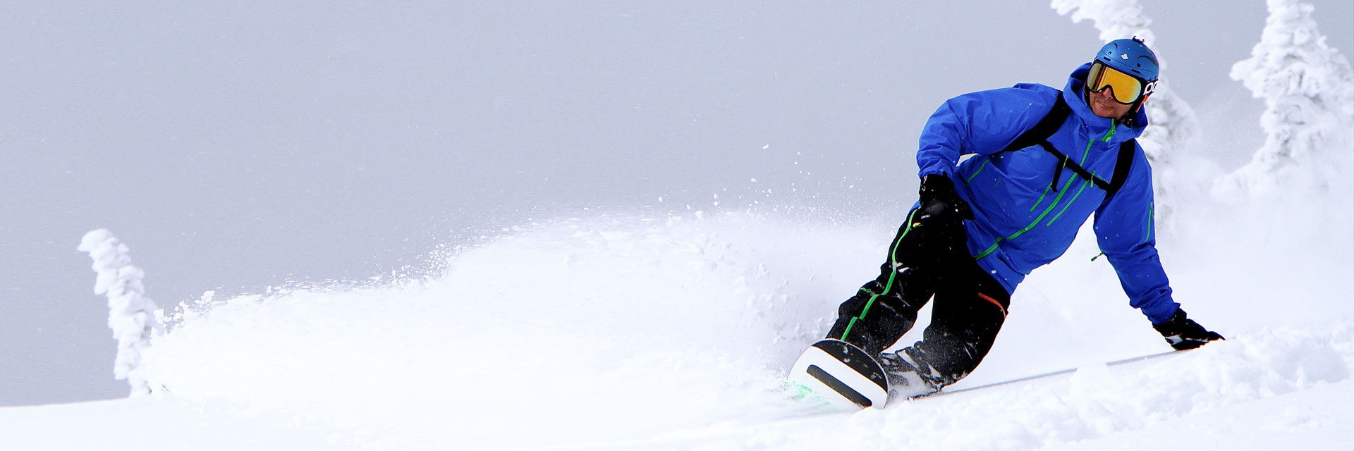 Der Hochsitz - Snowboardfahrer auf der Piste